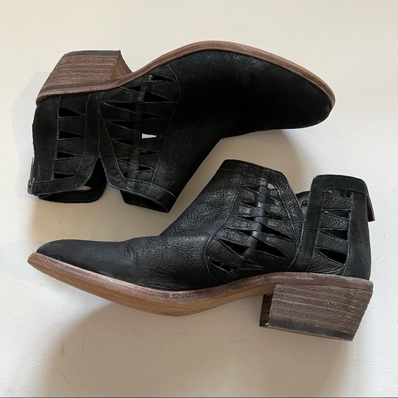 Vince Camuto Peera Black Leather Cut Out Ankle Bootie size 6.5 - Picture 7 of 13